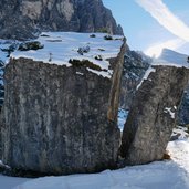 gespaltener stein im pinnistal