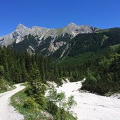 talabfahrt durch johannestal johannesbach schluchtweg dahinter blausteinkar und falkenkar