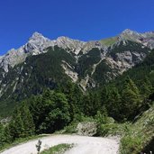 talabfahrt durch johannestal johannesbach schluchtweg dahinter blausteinkar und falkenkar