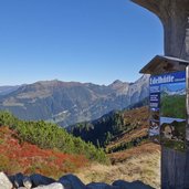wegweiser edel huette und ahornspitze eingang naturpark zillertaler alpen