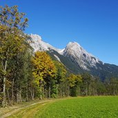 C stanzertaler radweg richtung schnann herbst dahinter blankaspitz