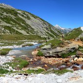 oberes zillertal zamser bach wanderer