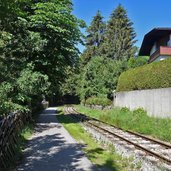 radweg bei eben am achensee und achenseebahn strecke