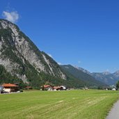 radweg bei maurach am achensee und achenseebahn strecke fr