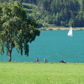 radfahrer am achensee bei maurach