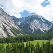 kastenalm wiesen blick richtung sonnenspitze karwendel