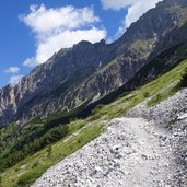 serpentinen aufstieg zur gschnitzer tribulaunhuette weg