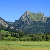 radweg tannheimer tal bei graen dahinter aggenstein