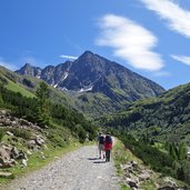 wanderer am weg zur hinteren sulztalalm fr