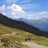 wanderer unterhalb der rastkogelhuette