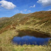 kleiner bergsee tuempel bei sidanjoch