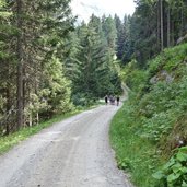 wanderer am weg zur tiefentalalm