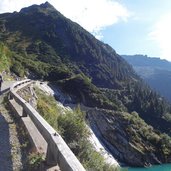 wanderer am weg um den zillergrund speicher