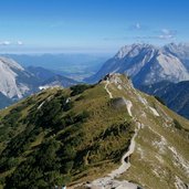 panorama wanderweg bei seefelder joch dahinter mittenwald