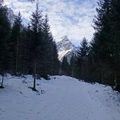 winterwanderweg gschnitztal oestlich von gschnitz dahinter zeisspitze