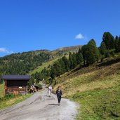 wegweiser bei abzweigung kreuzjoch huette