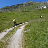 mountainbiker bei padasterjochhaus