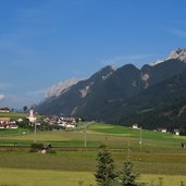 strassen dahinter pustertal mit lienzer dolomiten