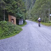 wegweiser eingang pinnistal mountain biker