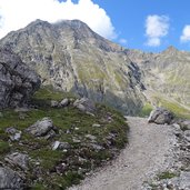 felsen am weg richtung pinnisjoch fr