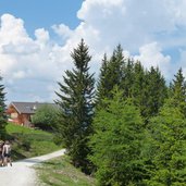 wanderer bei gasthaus ochsenhuette serles gebiet