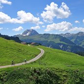 almwiesen bei gauxeralm und mtb radfahrer usterkar weg route fr