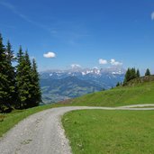 feldweg usterkar dahinter kaisergebirge