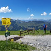 wegweiser wanderweg radroute bei jufenkamm