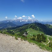 aussicht ehrenbachhoehe am hahnenkamm dahinter kaisergebirge