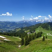 hahnenkamm blick zu ehrenbachhoehe dahinter kaisergebirge fr