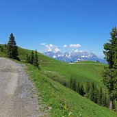 st bernhard kapelle am hahnenkamm dahinter kaisergebirge