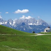 st bernhard kapelle am hahnenkamm dahinter kaisergebirge