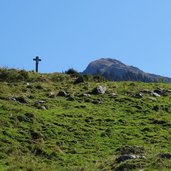 kreuz am wanderweg aurach hochwildalm