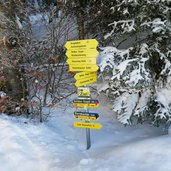 wegweiser am panoramaweg reith reitherkogel winter