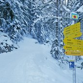 wegweiser am naturrodelbahn aschenbrenner kufstein schneerosenweg