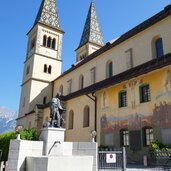 weerberg brunnen bei kirche