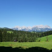 blick von reith bei kitzbuehel richtung kaisergebirge