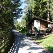 wegweiser bei parkplatz trins