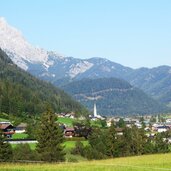 st jakob in haus dahinter loferer steinberge mit geiselhorn