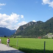 RS zillertal radweg bei bruck radfahrer