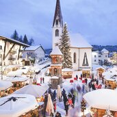 Weihnachtsmarkt Seefeld mit Pfarrkirche