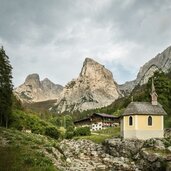 hinterbaerenbad mit kapelle naturschutzgebiet kaisertal