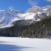 obernberger see dahinter kleiner tribulaun und obernberger tribulaun