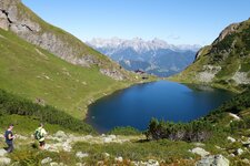 wildsee vom weg a aus dahinter loferer steinberge und wanderer