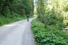 mountain biker auf route almstrasse langer grund