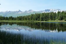 samnaungruppe spiegelt sich in schwarzer see von nauders