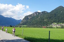 zillertal radweg bei bruck radfahrer