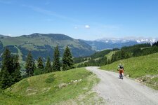 usterkar weg zum penglstein mtb route biker richtung tal