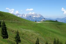 st bernhard kapelle am hahnenkamm dahinter kaisergebirge