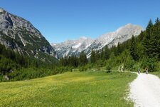 mountain biker im karwendeltal richtung karwendelhaus